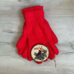 🔵 {3/$20} Holiday Gift Set - Fuzzy Gloves & Ornament